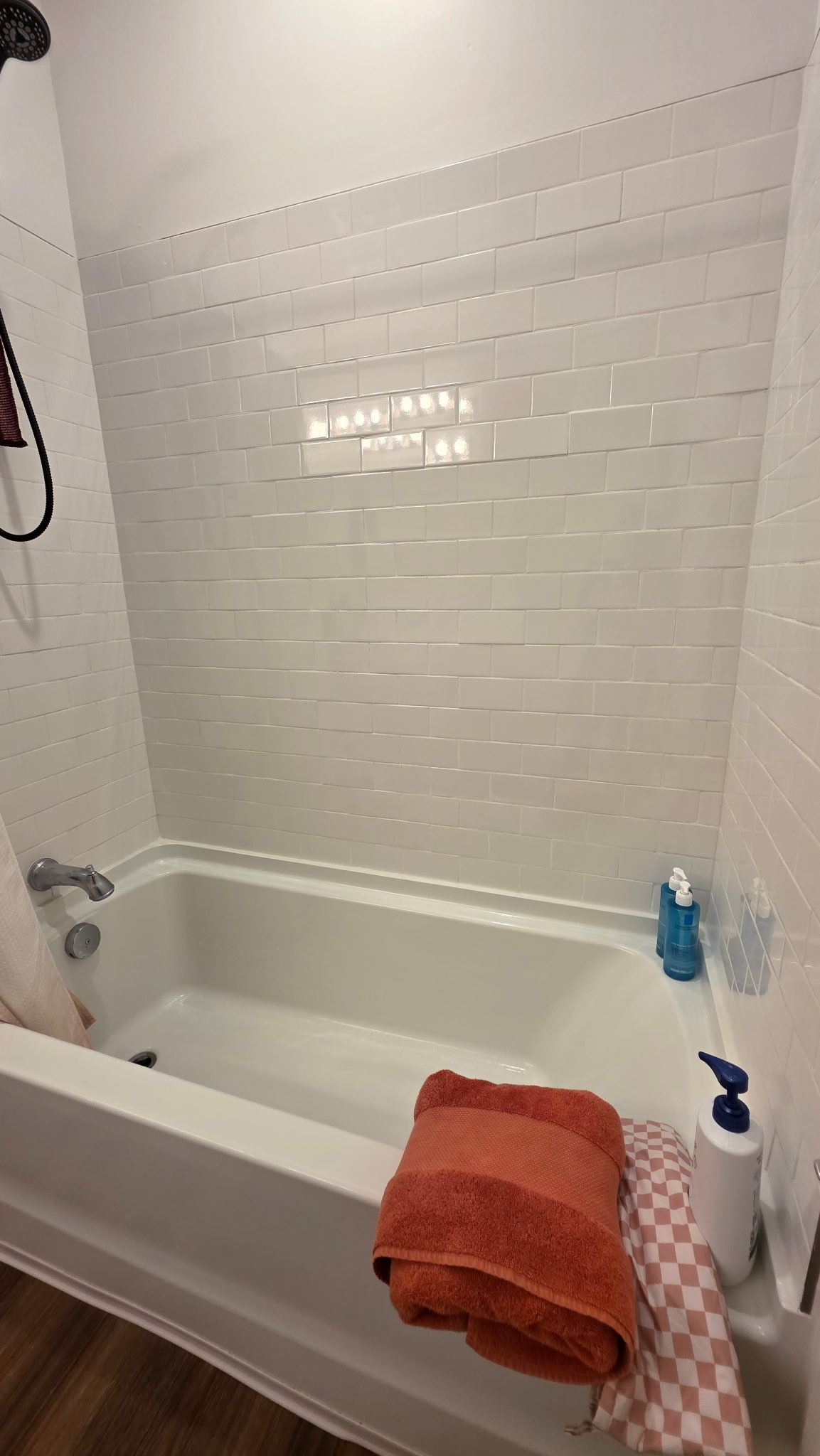 The same bathroom tub and shower after Palma Cleaning removed the visible buildup